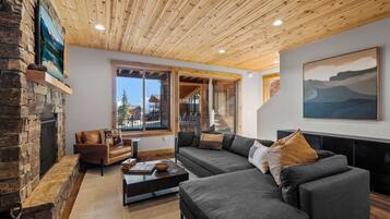 Een smart-tv, een open haard en boeken