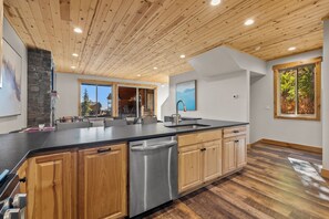 Fridge, microwave, oven, stovetop - Modrn Lux Ski Chalet • Deck Views Fireplace Skiing (Sandpoint)
