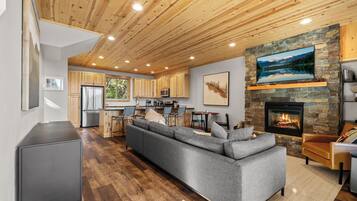 Smart TV, lareira, livros