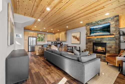 Modrn Lux Ski Chalet • Deck Views Fireplace Skiing