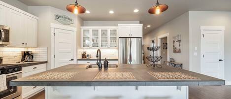 Microondas, horno, parrilla de estufa y lavavajillas