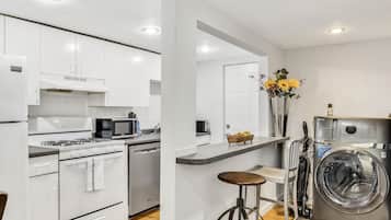 冰箱、微波炉、烤箱、炉灶