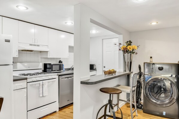 Køleskab, mikrobølgeovn, ovn, kogeplade