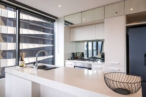 Réfrigérateur, four à micro-ondes, un four, surface de cuisson