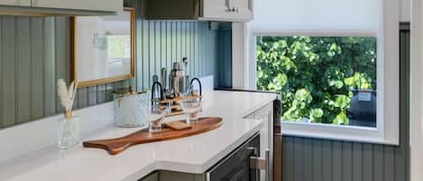 Réfrigérateur, four à micro-ondes, un four, surface de cuisson