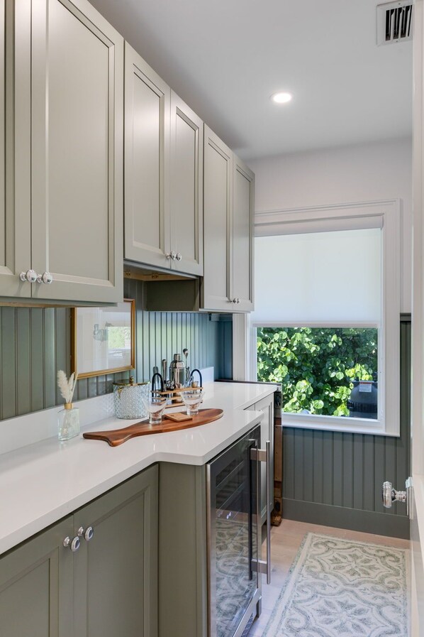 Réfrigérateur, four à micro-ondes, un four, surface de cuisson