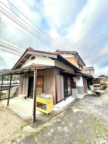 A large kitchen and room for children to play, this house is recommended for families.