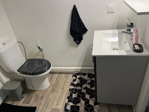 Serviettes fournies, savon, papier toilette