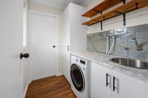Hair dryer, towels - Modern Townhouse in the Heart of Warrnambool’s CBD (Warrnambool)