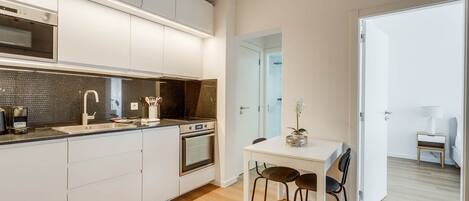 Réfrigérateur, four à micro-ondes, un four, lave-vaisselle