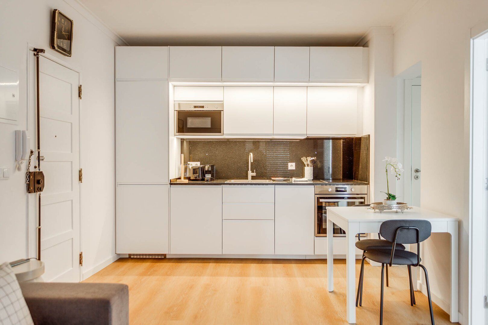 Kjøleskap, mikrobølgeovn, ovn og oppvaskmaskin