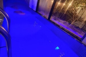 Kolam renang indoor