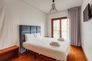 Tabla de planchar con plancha, acceso a internet y ropa de cama
