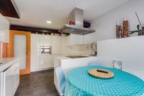 Jääkaappi, mikroaaltouuni, uuni, astianpesukone