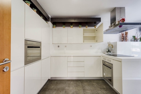 Refrigerador, microondas, horno, lavavajillas