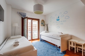 2 bedrooms, iron/ironing board, internet, bed sheets