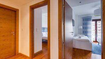 2 عدّة غرف نوم ومكواة/لوح كي وخدمة الإنترنت وملاءات أسرّة