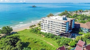 Un hôtel avec vue sur l’océan et la plage.