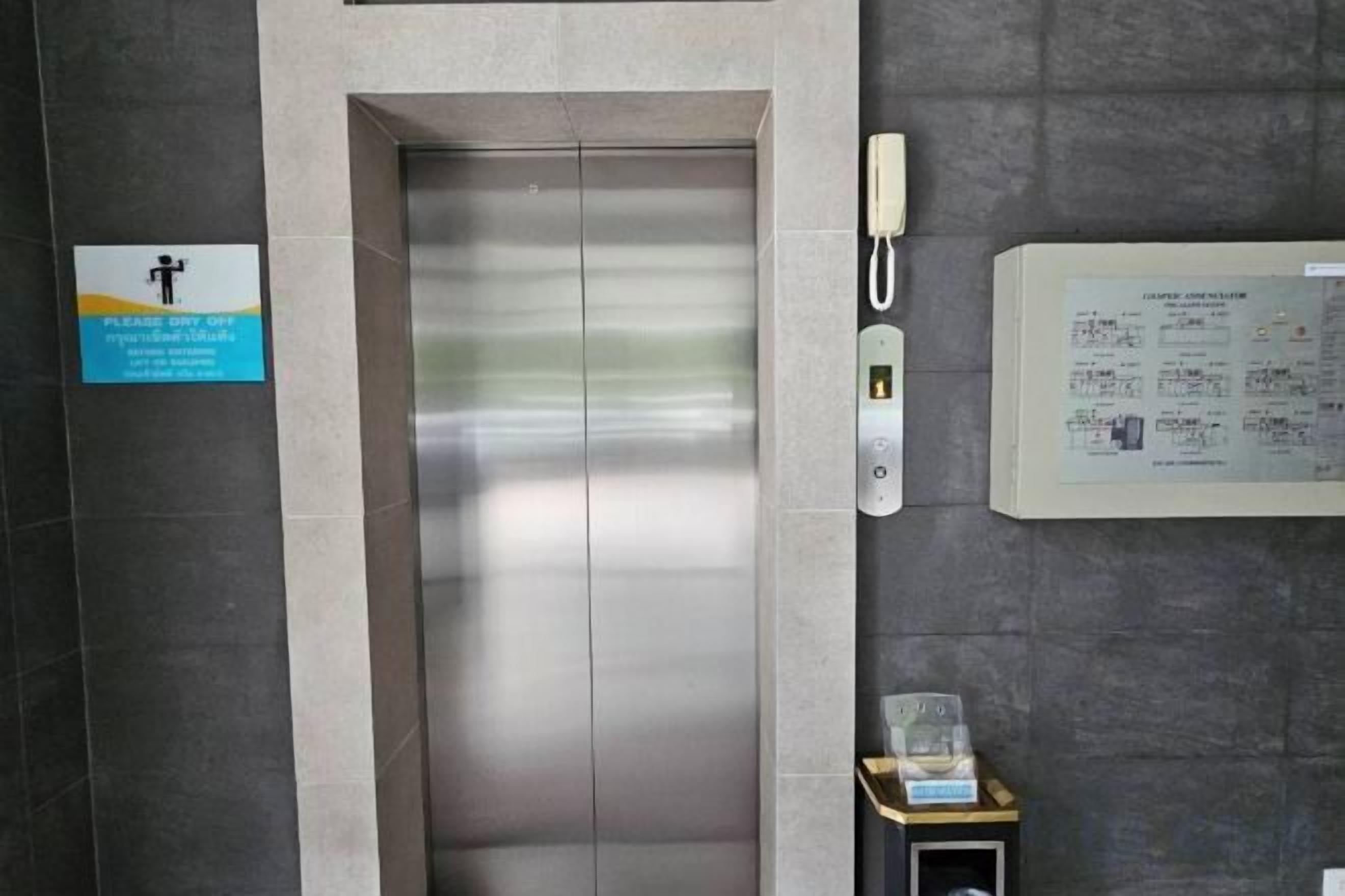 Un ascensor con panel de control y teléfono.