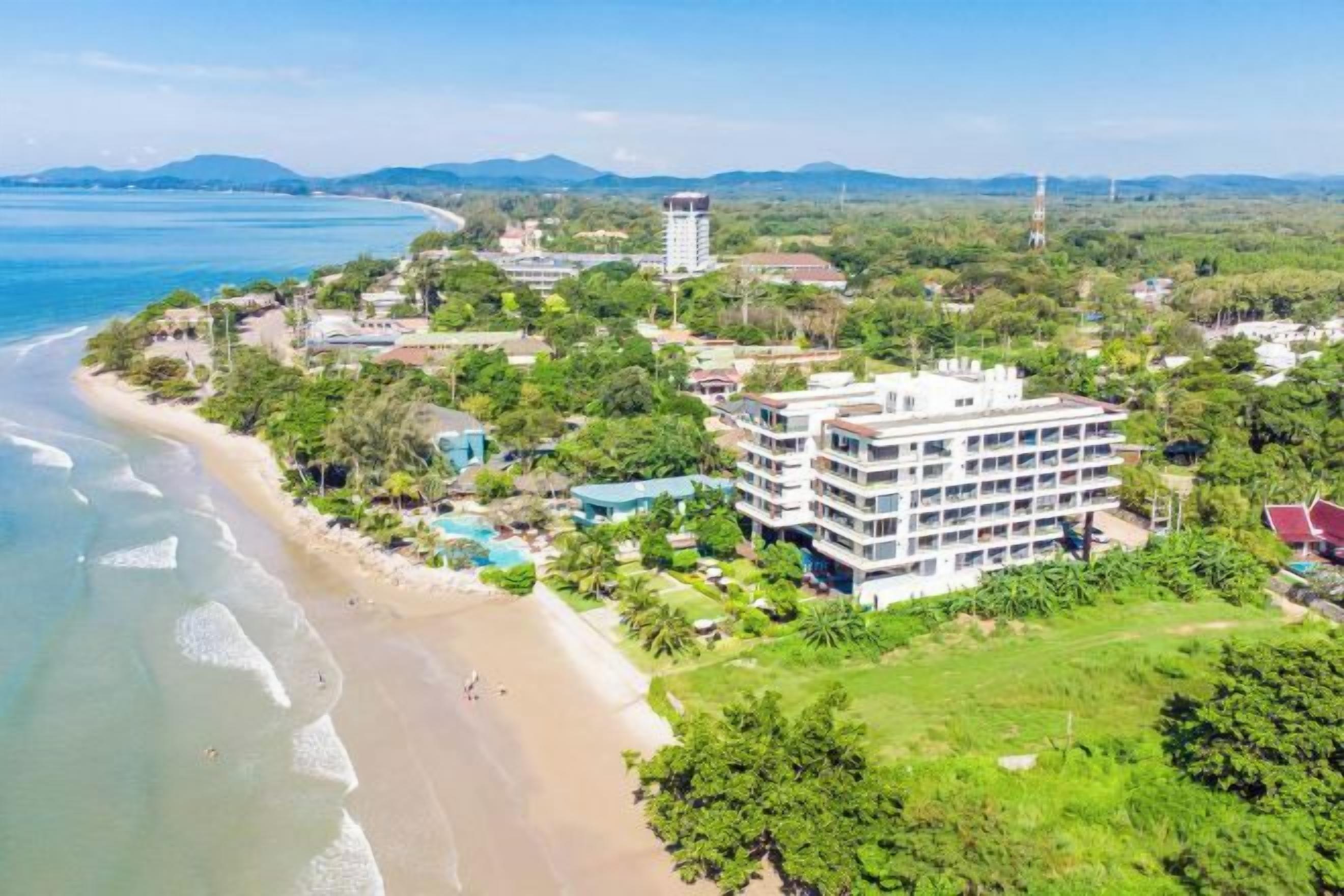 Un hotel frente al mar con varias plantas y vistas al océano.
