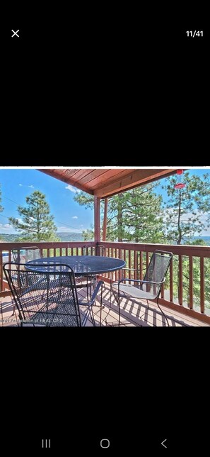 Outdoor dining - 3-bedroom house in welcoming Ruidoso with AC (Ruidoso)