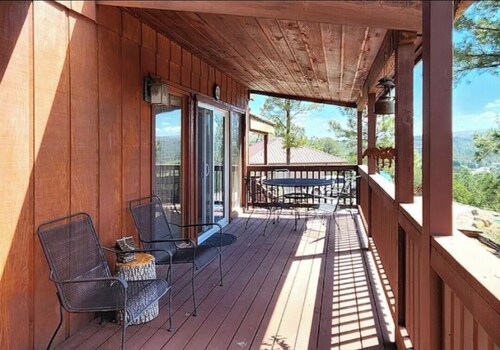 3-bedroom house in welcoming Ruidoso with AC