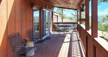 3-bedroom house in welcoming Ruidoso with AC