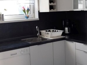 Réfrigérateur, four à micro-ondes, un four, surface de cuisson