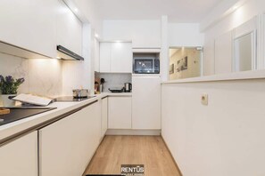 Réfrigérateur, micro-ondes, plaque de cuisson, lave-vaisselle