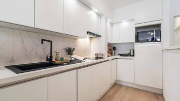 Fridge, microwave, stovetop, dishwasher