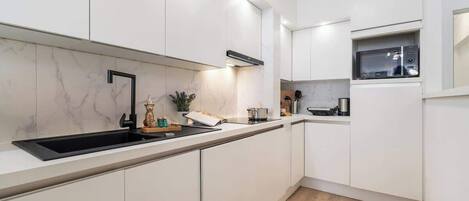 ثلاجة، ميكروويف، موقد طهي مسطح، غسالة أطباق