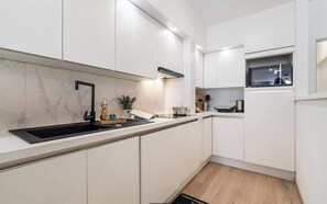 Kühlschrank, Mikrowelle, Herdplatte, Geschirrspüler