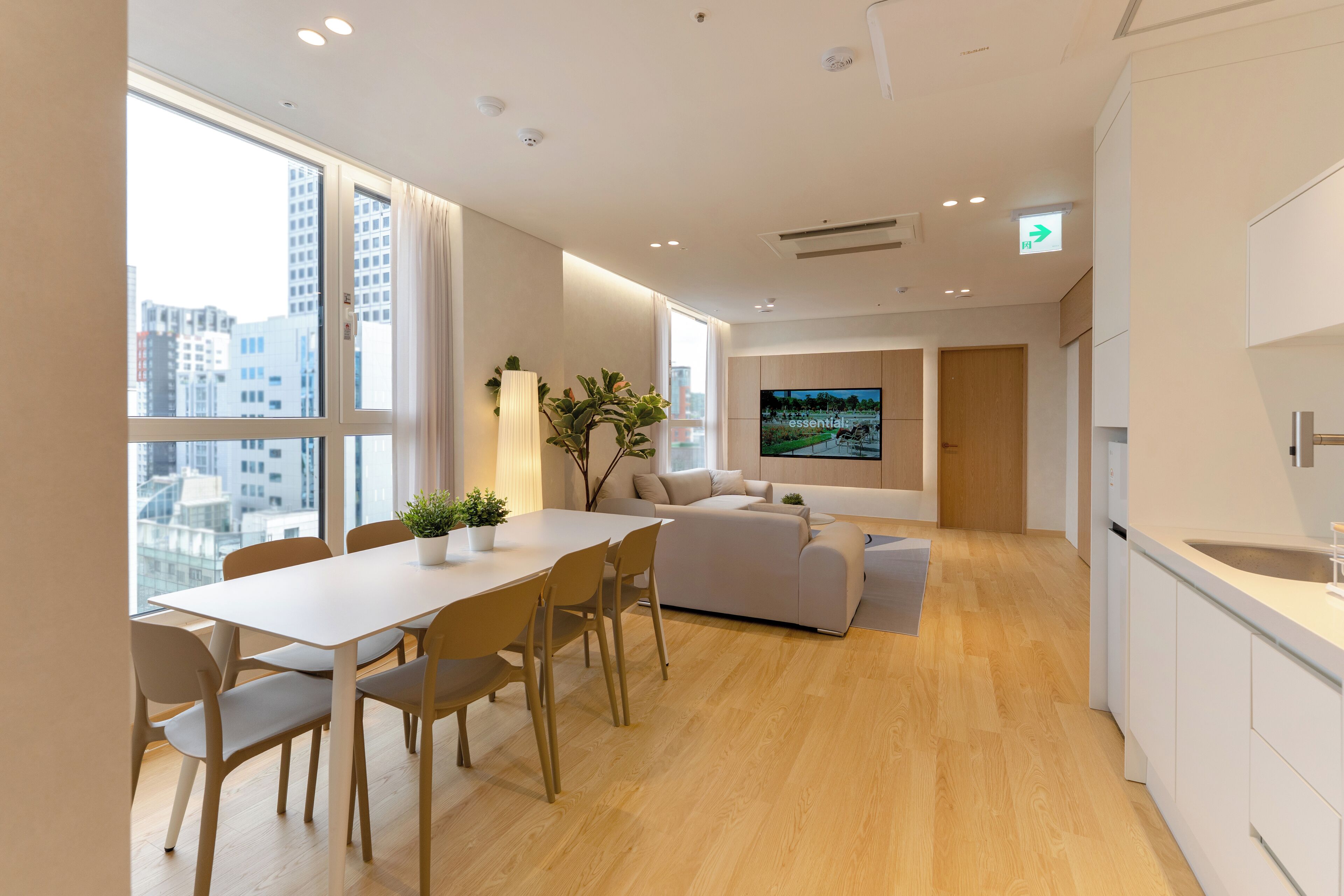 Deluxe Penthouse, Kitchenette, City View | Living area | 32-inch Smart TV with digital channels