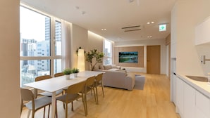 Loftsleilighet – deluxe, tekjøkken, byutsikt | Oppholdsområde | En 32-tommers smart-TV med digitale kanaler