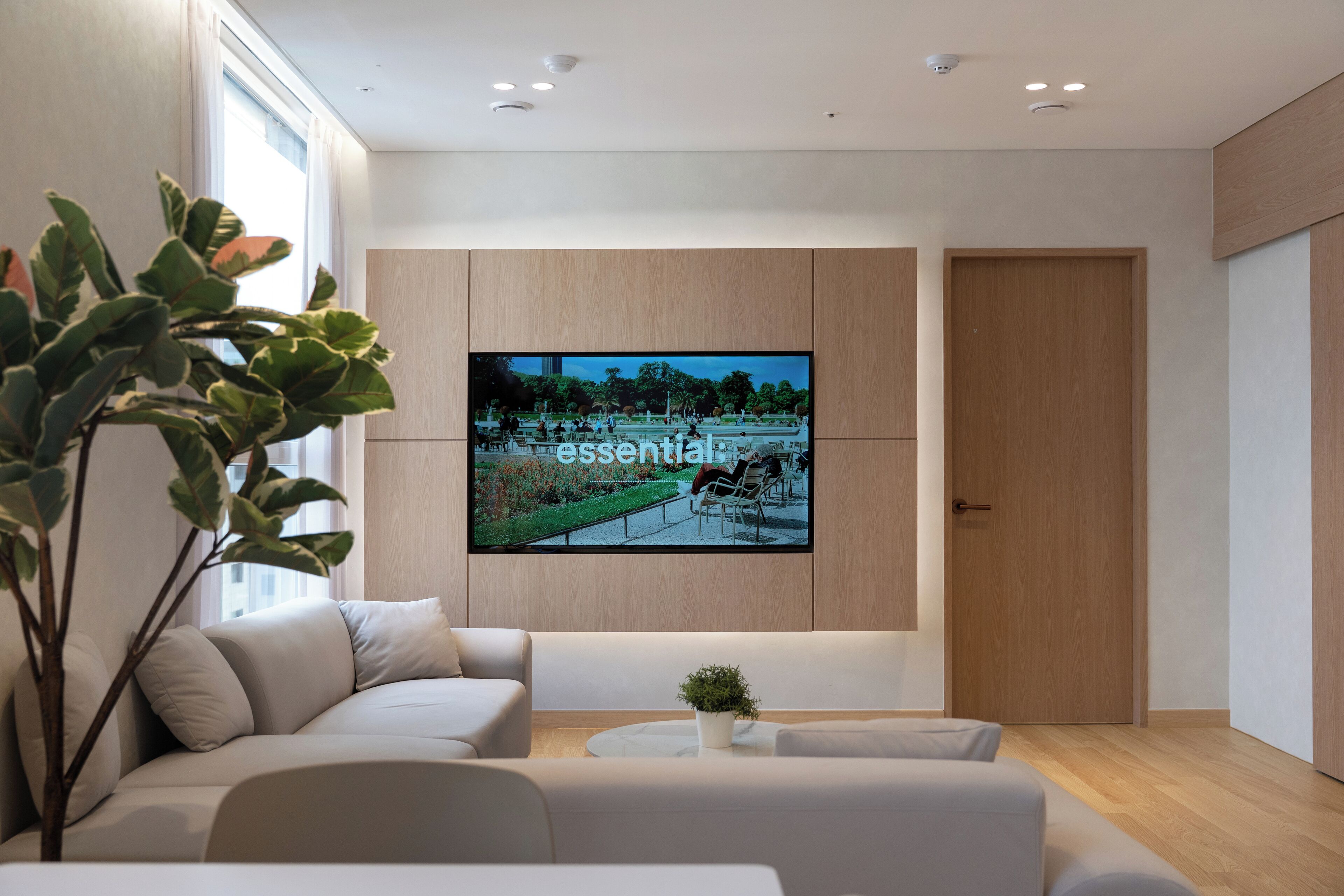 디럭스 펜트하우스, 간이주방, 시내 전망 | 거실 공간 | 디지털 채널 시청이 가능한 32인치 스마트 TV