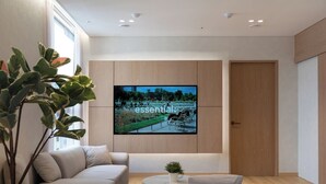 Loftsleilighet – deluxe, tekjøkken, byutsikt | Oppholdsområde | En 32-tommers smart-TV med digitale kanaler