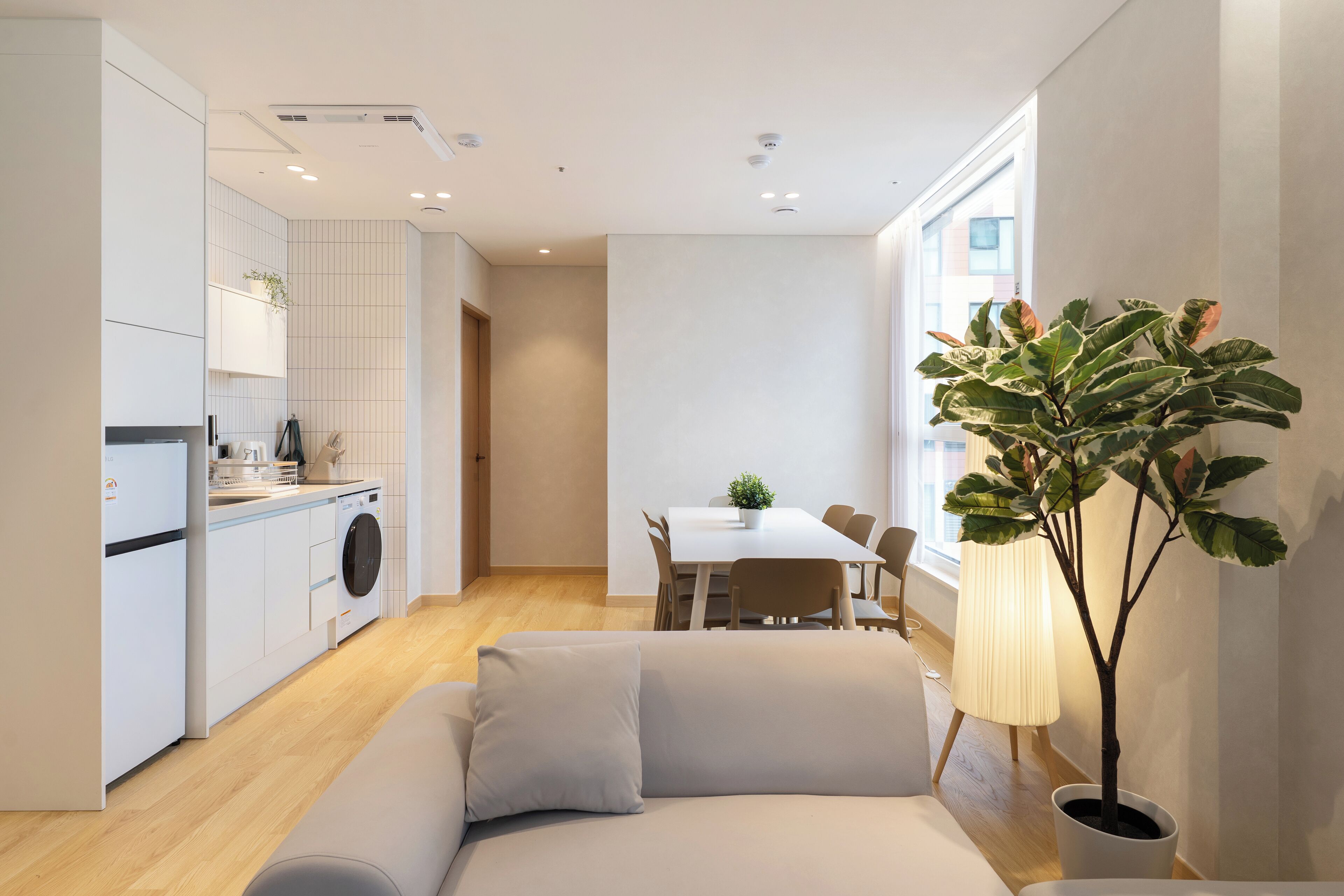 디럭  스 펜트하우스, 간이주방, 시내 전망 | 거실 공간 | 디지털 채널 시청이 가능한 32인치 스마트 TV