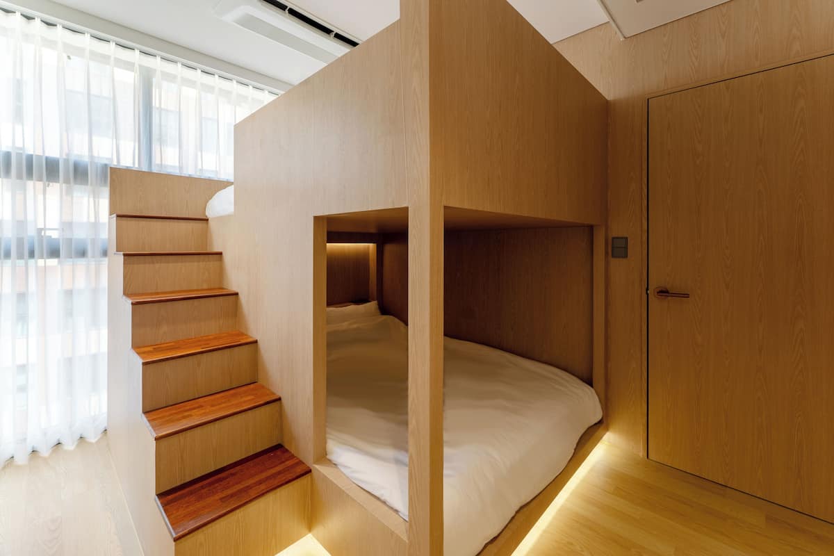 Desk, laptop workspace, iron/ironing board, free WiFi