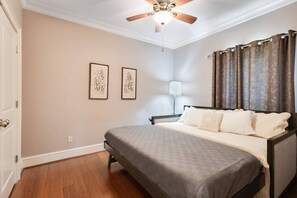 2 makuuhuonetta, työpöytä, silitysrauta/-lauta, vauvan matkasänky