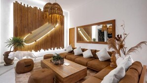 Un soggiorno moderno con un divano componibile, un tavolino in legno e un grande specchio.