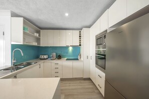 ثلاجة، ميكروويف، فرن، موقد طهي مسطح