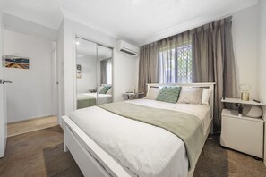 3 عدّة غرف نوم ومكواة/لوح كي وواي فاي وملاءات أسرّة