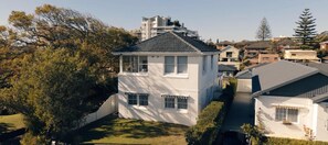 Exterior - Light Filled 3-Bed Coastal Home at Brighton Beach (Brighton-Le-Sands)