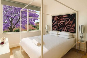 15 bedrooms, desk, iron/ironing board, WiFi - Light Filled 3-Bed Coastal Home at Brighton Beach (Brighton-Le-Sands)