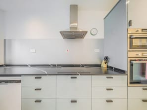 Deluxe Apartment, Balcony, City View | Private kitchen