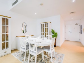 Deluxe Apartment, Balcony, City View | In-room dining