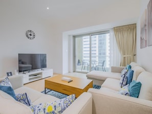 Deluxe Apartment, Balcony, City View | Living area