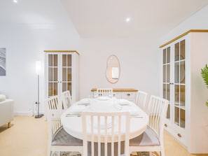 Deluxe Apartment, Balcony, City View | In-room dining