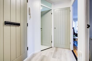 Interior -
Stratford 2BR Comfy Stay – Work, Rest & Explore (London)