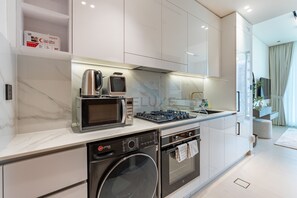 ثلاجة، ميكروويف، فرن، موقد طهي مسطح